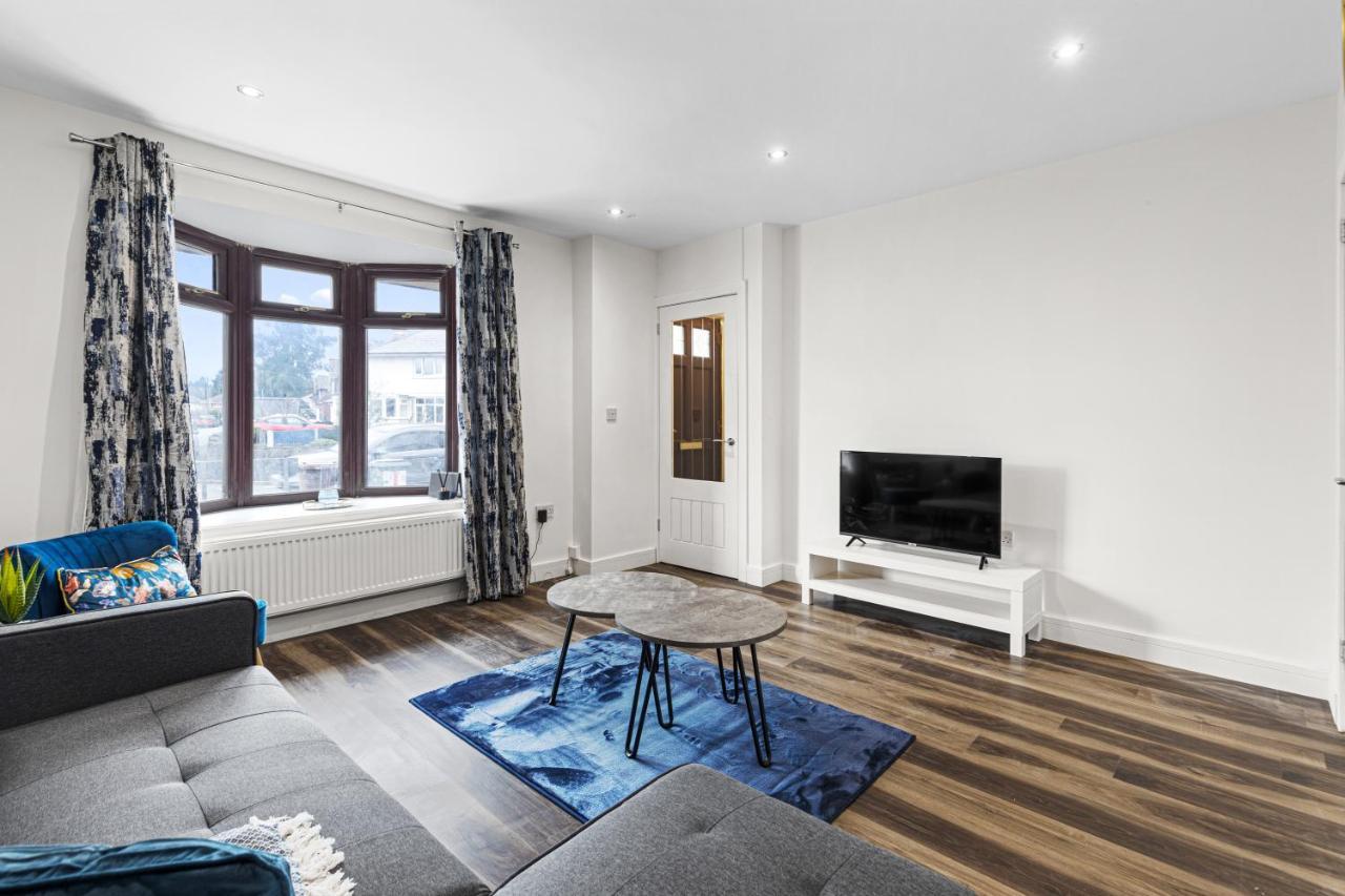 Walsall - 4 Bedroom House, Wi-Fi, Garden , Sleeps 8 - Jrr Stays Bescot Екстер'єр фото