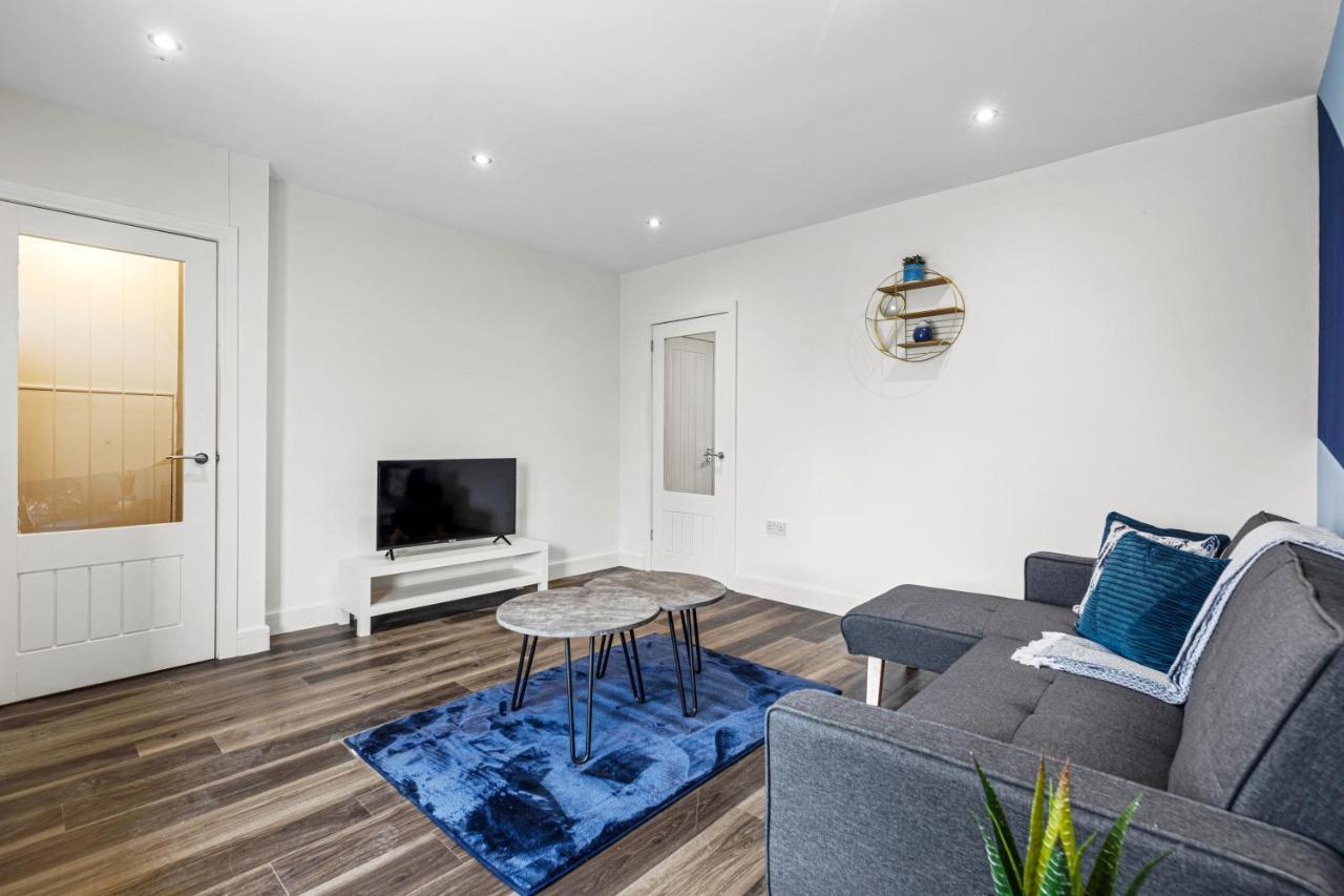 Walsall - 4 Bedroom House, Wi-Fi, Garden , Sleeps 8 - Jrr Stays Bescot Екстер'єр фото