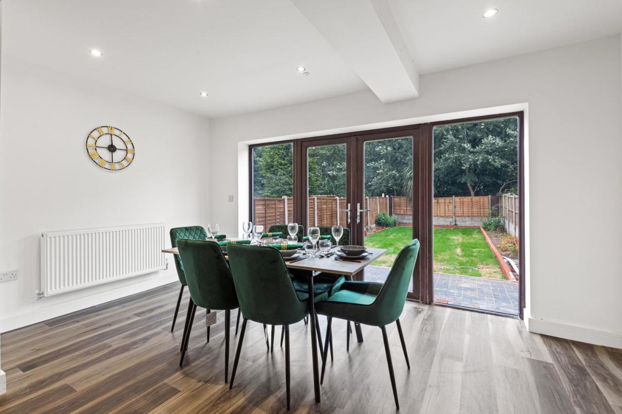 Walsall - 4 Bedroom House, Wi-Fi, Garden , Sleeps 8 - Jrr Stays Bescot Екстер'єр фото