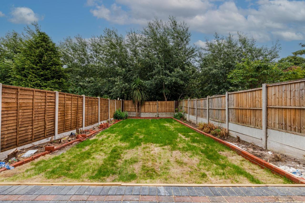 Walsall - 4 Bedroom House, Wi-Fi, Garden , Sleeps 8 - Jrr Stays Bescot Екстер'єр фото
