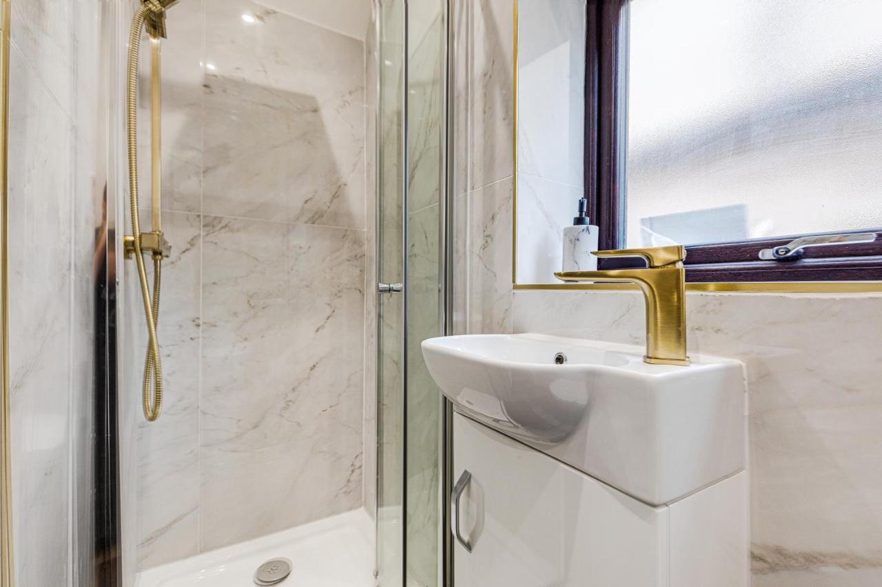 Walsall - 4 Bedroom House, Wi-Fi, Garden , Sleeps 8 - Jrr Stays Bescot Екстер'єр фото
