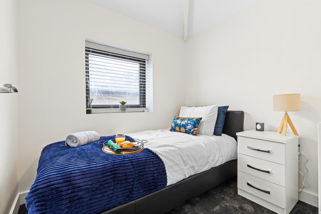 Walsall - 4 Bedroom House, Wi-Fi, Garden , Sleeps 8 - Jrr Stays Bescot Екстер'єр фото