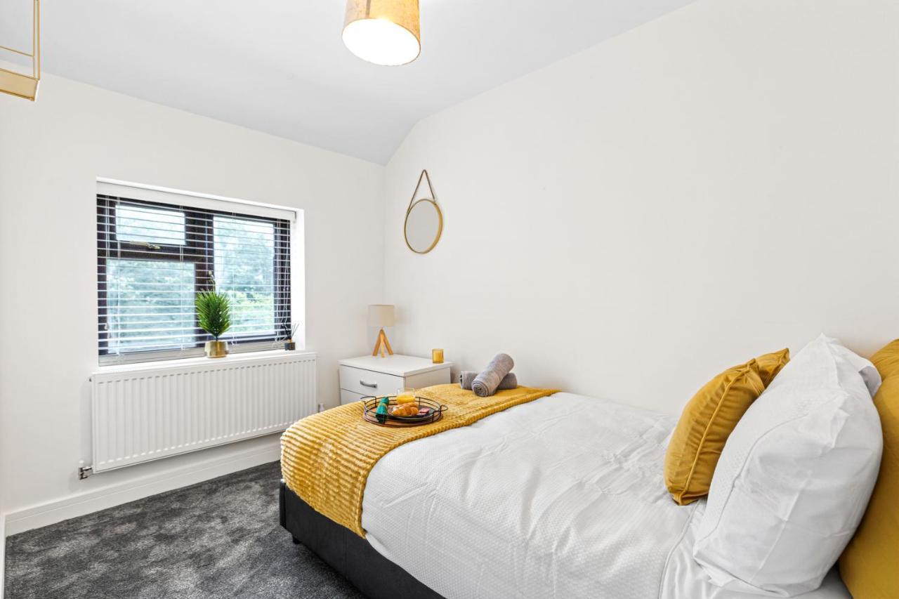 Walsall - 4 Bedroom House, Wi-Fi, Garden , Sleeps 8 - Jrr Stays Bescot Екстер'єр фото