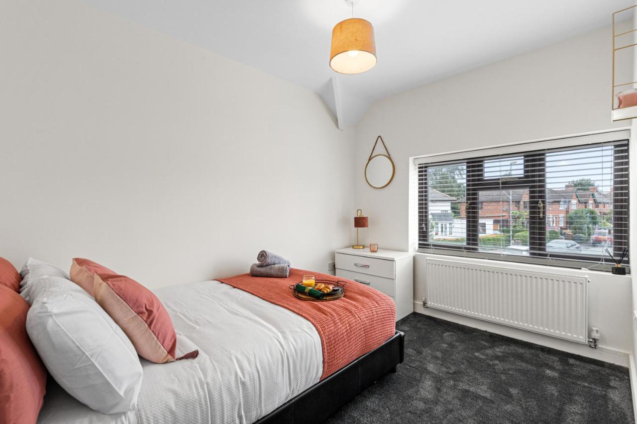 Walsall - 4 Bedroom House, Wi-Fi, Garden , Sleeps 8 - Jrr Stays Bescot Екстер'єр фото