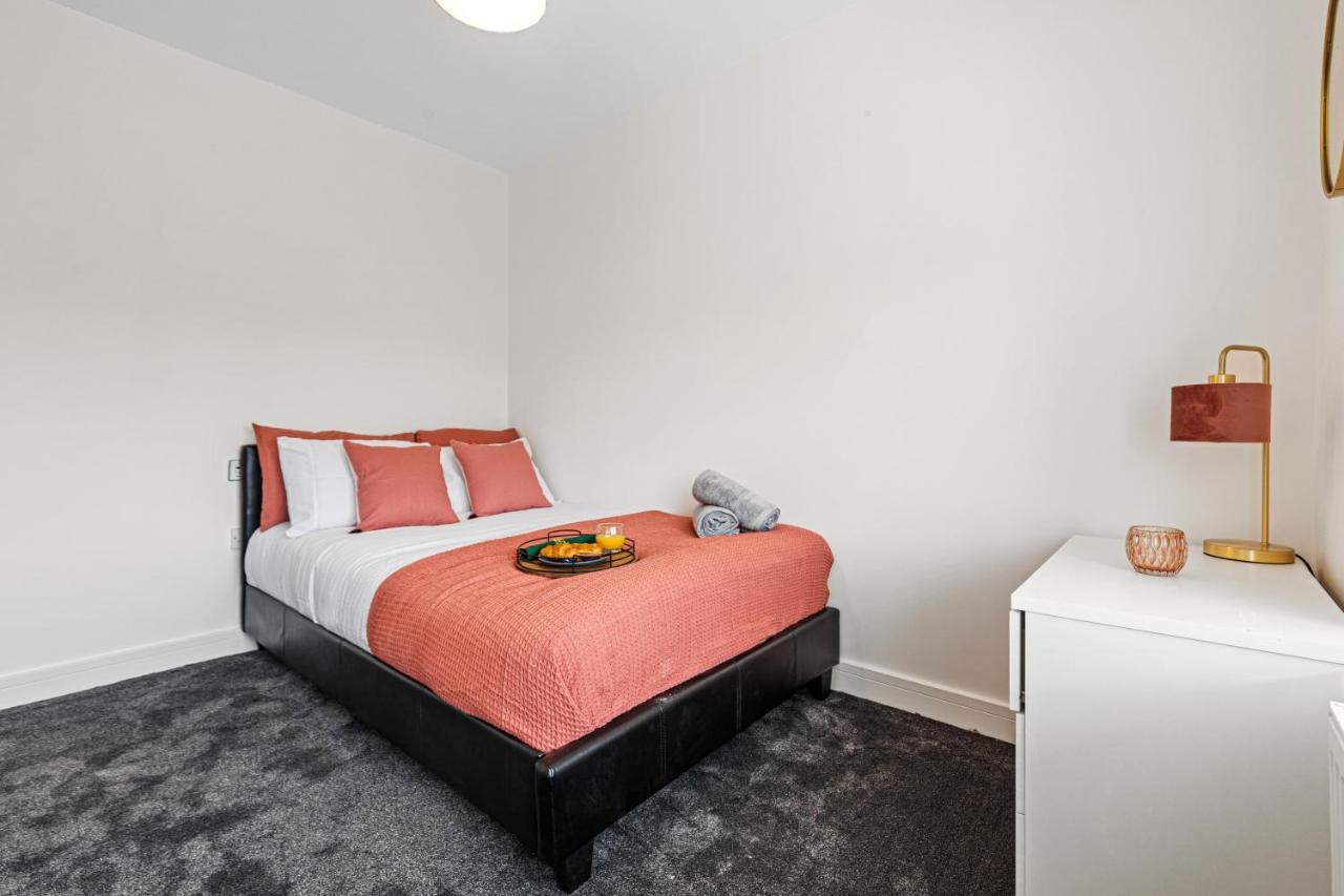 Walsall - 4 Bedroom House, Wi-Fi, Garden , Sleeps 8 - Jrr Stays Bescot Екстер'єр фото